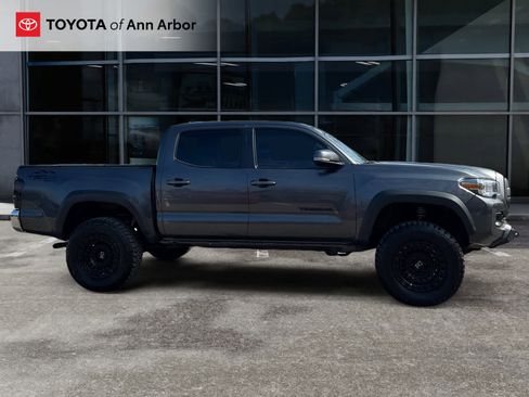 Used 2022 Toyota Tacoma TRD Off-Road image 10