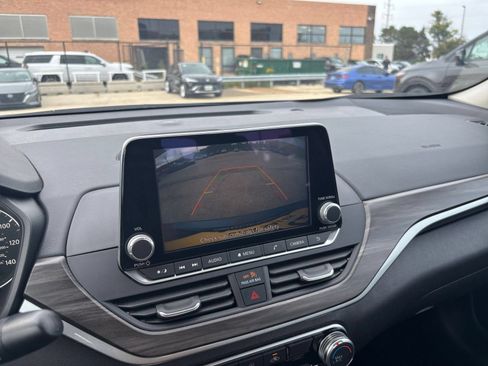 Used 2025 Nissan Altima 2.5 SV FWD image 21