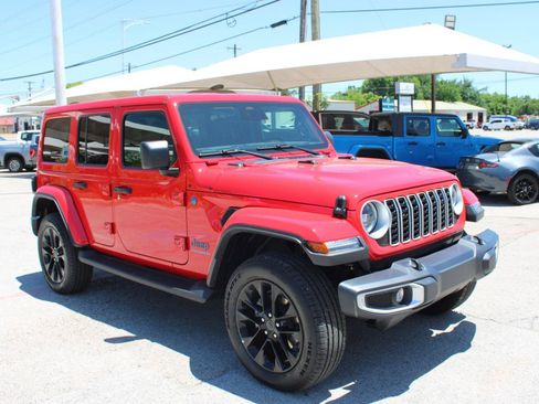 Used 2025 Jeep Wrangler Unlimited Sahara AWD/4WD image 2