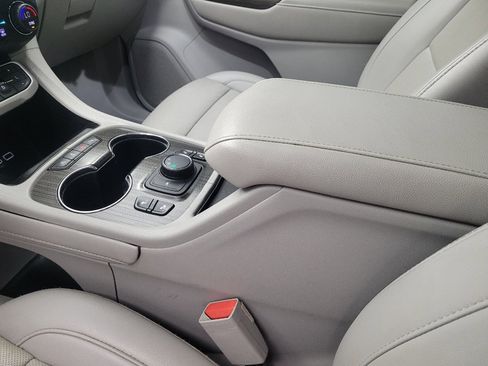 Used 2023 GMC Acadia SLT FWD image 26