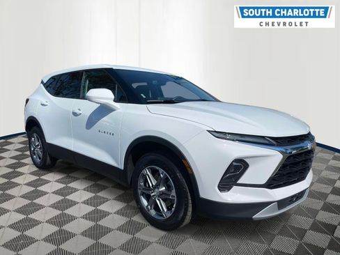 Used 2025 Chevrolet Blazer LT FWD image 3