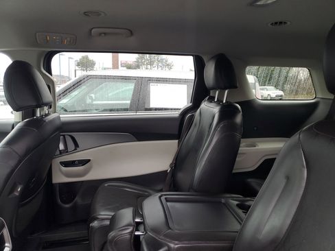 Used 2022 Kia Carnival LX image 10