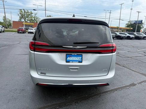 Used 2023 Chrysler Pacifica Touring-L AWD/4WD image 6