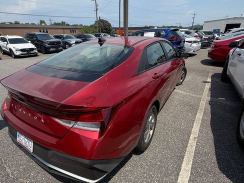Used 2025 Hyundai Elantra SE FWD image 3