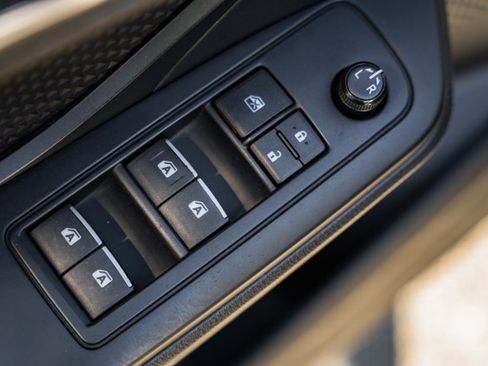 Used 2018 Toyota C-HR XLE image 33