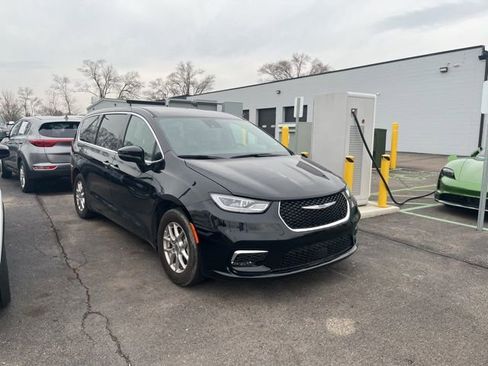 Used 2025 Chrysler Pacifica Select image 3