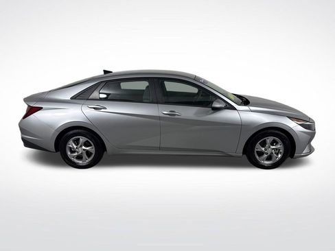Used 2022 Hyundai Elantra SE FWD image 2