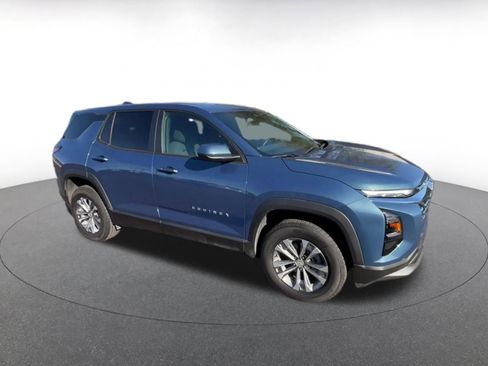 Used 2025 Chevrolet Equinox LT image 2