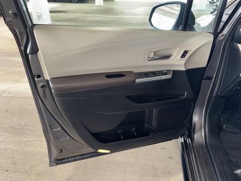 Used 2024 Toyota Sienna Platinum image 16