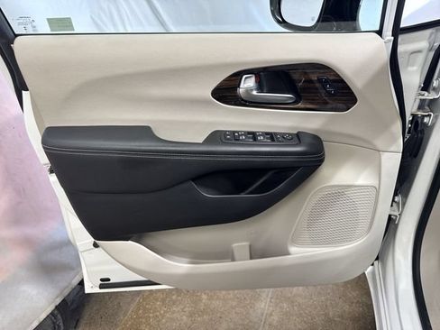Used 2023 Chrysler Pacifica Limited FWD image 24