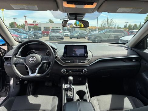Used 2025 Nissan Altima 2.5 SV FWD image 33