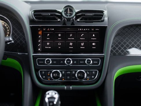 Used 2025 Bentley Bentayga AWD/4WD image 25