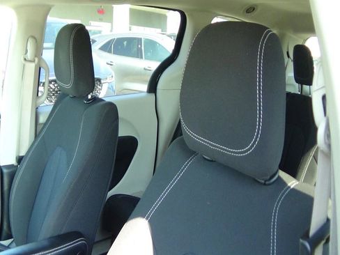 Used 2023 Chrysler Voyager LX image 19