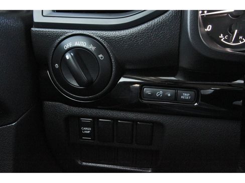 Used 2022 Nissan Titan SV AWD/4WD image 21