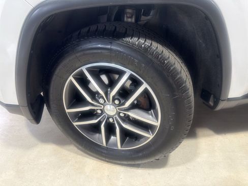 Used 2018 Jeep Grand Cherokee Limited image 2