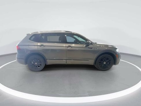 Used 2022 Volkswagen Tiguan SE R-Line AWD/4WD image 9