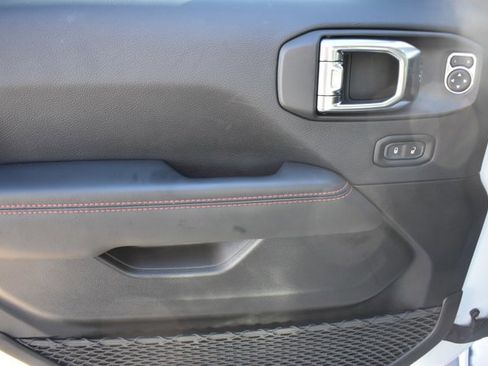 Used 2025 Jeep Wrangler Unlimited Rubicon image 12