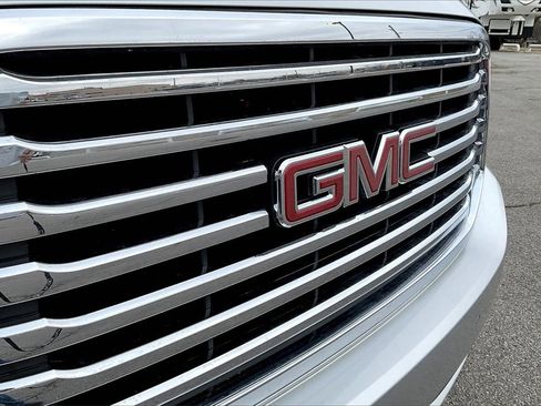 Used 2019 GMC Yukon XL SLT w/ Premium Edition image 31
