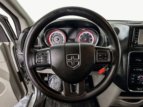 Used 2019 Dodge Grand Caravan SE w/ UConnect Hands-Free Group image 13