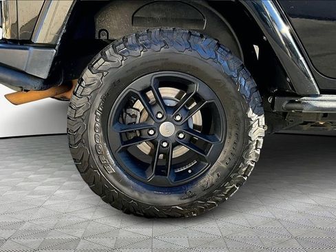 Used 2017 Jeep Wrangler Unlimited Sahara image 32