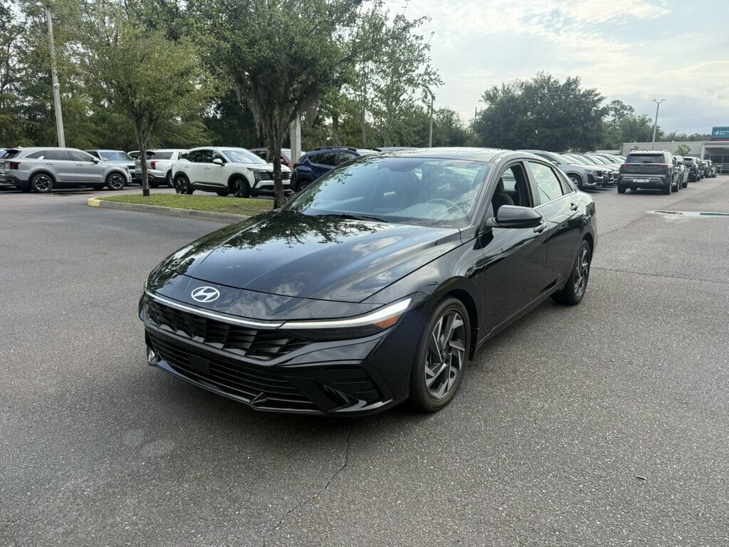 Used 2025 Hyundai Elantra SEL FWD image 1