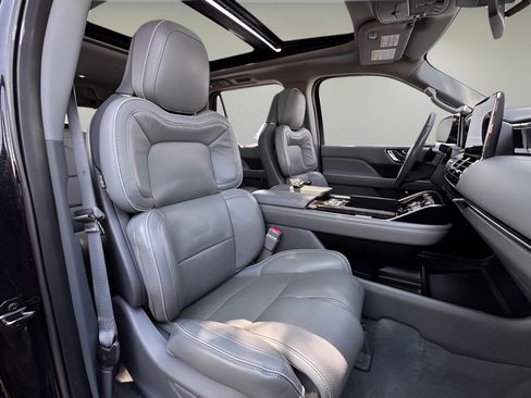 Used 2019 Lincoln Navigator Reserve AWD/4WD image 25