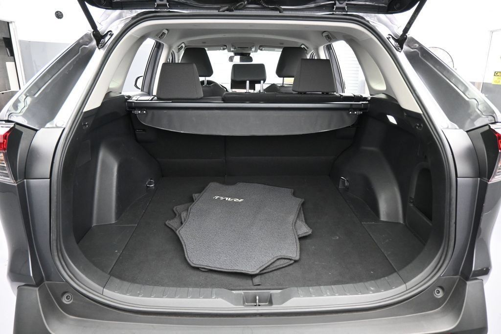 Used 2024 Toyota RAV4 XLE AWD/4WD image 32