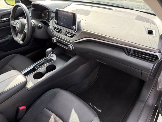 Used 2025 Nissan Altima 2.5 SV FWD image 11