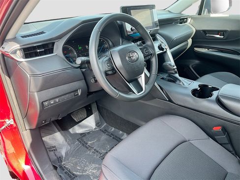 Used 2024 Toyota Venza LE image 9