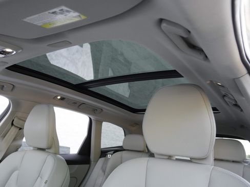 Used 2020 Volvo XC60 T5 Momentum w/ Protection Package FWD image 14