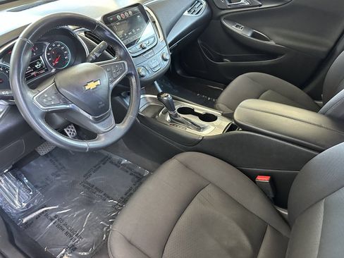 Used 2017 Chevrolet Malibu LT FWD image 9