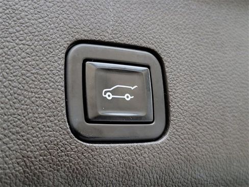 Used 2021 GMC Yukon Denali w/ Denali Premium Package image 22