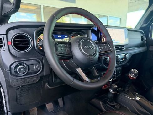 Used 2024 Jeep Wrangler Unlimited Rubicon image 13