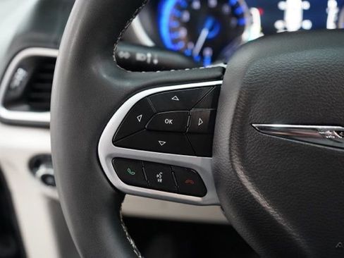 Used 2024 Chrysler Pacifica Touring-L image 22