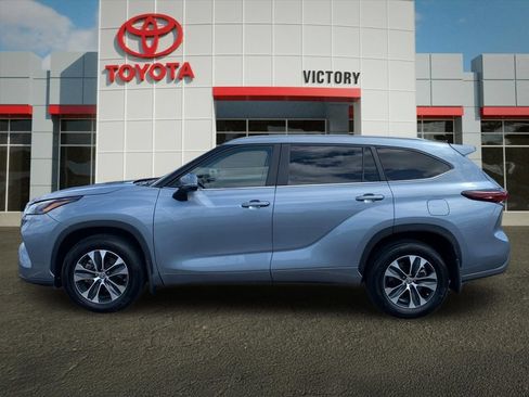 Used 2024 Toyota Highlander XLE AWD/4WD image 6