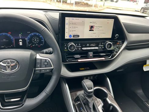 Used 2026 Toyota Highlander Limited image 20