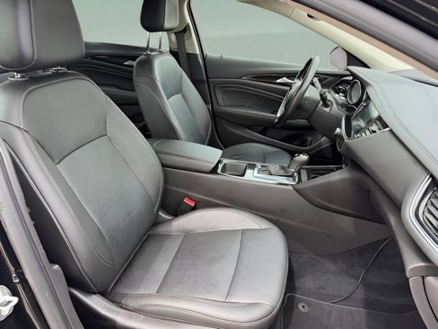 Used 2018 Buick Regal Essence FWD image 27