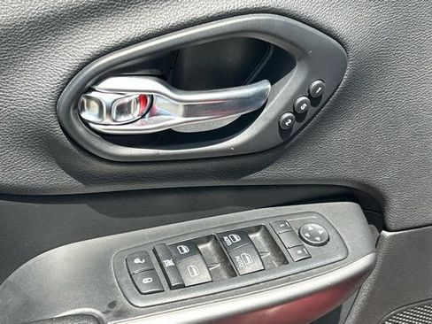 Used 2019 Jeep Cherokee High Altitude AWD/4WD image 17