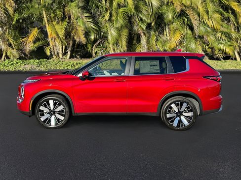 New 2025 Mitsubishi Outlander SE image 2