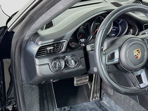 Used 2019 Porsche 911 Turbo image 11