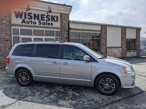 Used 2017 Dodge Grand Caravan SXT FWD image 2