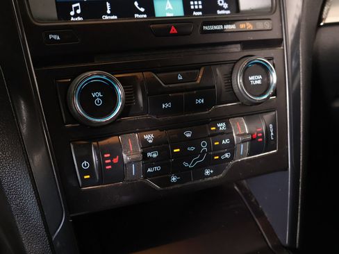 Used 2018 Ford Explorer XLT w/ Equipment Group 202A image 8