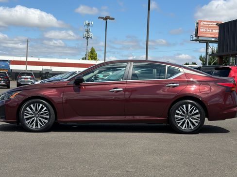 Used 2025 Nissan Altima 2.5 SV FWD image 9
