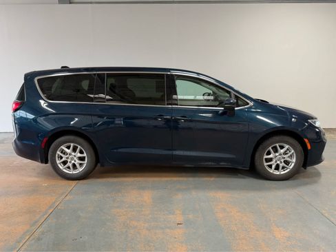 Used 2023 Chrysler Pacifica Touring-L FWD image 6