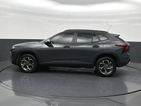 Used 2025 Chevrolet Trax LT FWD image 2
