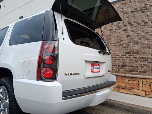 Used 2013 GMC Yukon Denali AWD/4WD image 5