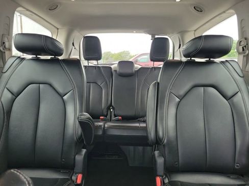Used 2024 Chrysler Pacifica Touring-L FWD image 30