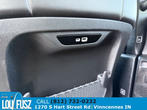 Used 2024 Chrysler Pacifica Limited w/ S Appearance Package FWD image 16