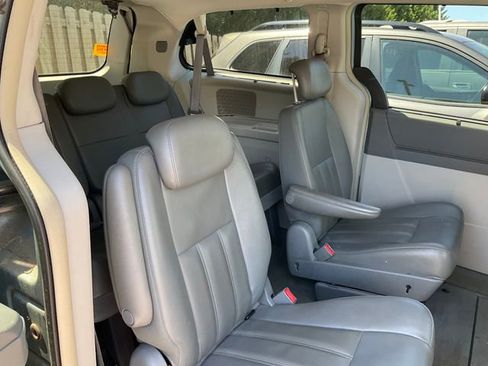 Used 2009 Chrysler Town & Country Touring FWD image 9