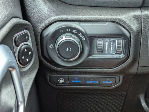 Used 2022 Jeep Wrangler Unlimited Sahara w/ Cold Weather Group AWD/4WD image 24